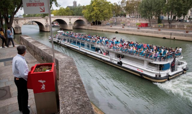 Tres urinarios fueron instalados discretamente en varios puntos de la capital bajo un plan piloto hace unos meses. AFP