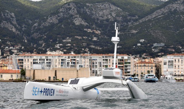 El buque autónomo Sphyrna (vehículo de superficie no tripulado) lleva a cabo pruebas en el puerto de Toulon, en el sur de Francia, antes de partir hacia el santuario marino de Pelagos para estudiar mamíferos marinos. AFP
