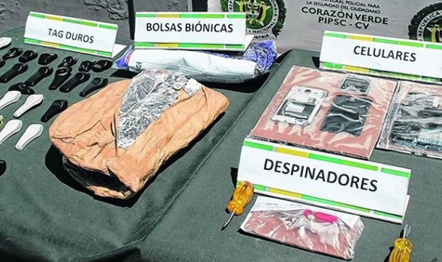 Estos son algunos de los elementos incautados y con los cuales la banda cometían los hurtos en los almacenes y supermercado. 
 Colprensa