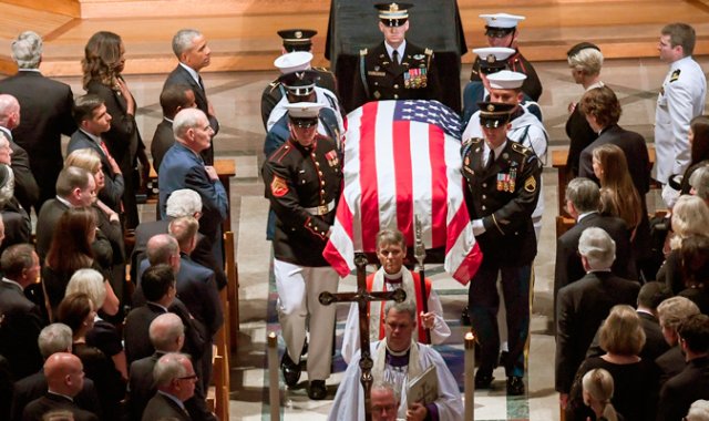 Obama definió a su amigo -y contrincante en las elecciones presidenciales de 2008- como un hombre extraordinario, guerrero y patriota. AFP
