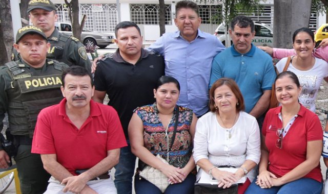 Carlos Cornejo, primero de izquierda a derecha (sentado), en un encuentro con líderes de la comuna Cinco. César Obando