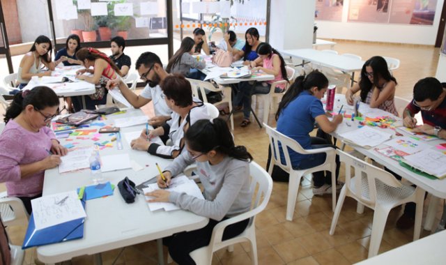 A los cerca de 20 asistentes se les dieron herramientas básicas para la elaboración de dibujos y el manejo del color. César Obando