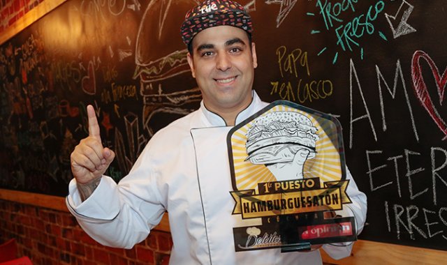 A Luis Miguel Morán lo embargó la alegría cuando supo que su hamburguesa ganó el primer lugar. Mario Franco / La Opinión