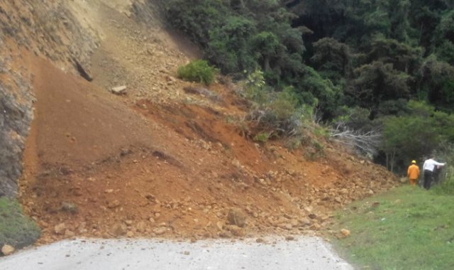 Derrumbe entre el Alto del Pozo y La Curva. La Opinión