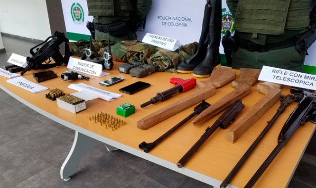 Este es el armamento y otros elementos que hacían parte de la caleta descubierta por la Policía Metropolitana de Cúcuta.
 Especiales para La Opinión