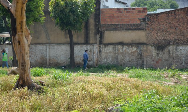 El lote se convirtió en baño público para habitantes de la calle y en orinal de otros ciudadanos. Leonardo Oliveros