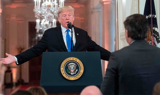 El presidente Trump en el encontronazo reciente con el corresponsal de CNN. 
 AFP