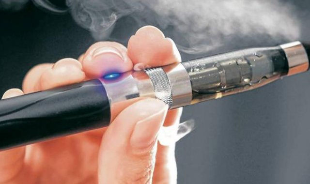 Los "e-cigarrillos" de menta y mentol serán los únicos que podrán ser comercializados en las tiendas que abren 24 horas y donde actualmente se vende esta clase de tabaco. Archivo