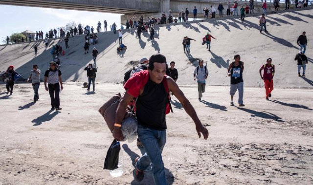 Unos 500 migrantes centroamericanos se lanzaron este domingo sobre la valla fronteriza. AFP