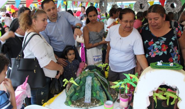 Los abuelos vendieron artesanías que confeccionaron bajo diseños exclusivos y con técnicas básicas. Cortesía