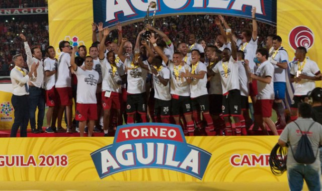 El técnico argentino Lucas Andrés Pusineri vio como luego de tres años el equipo de la frontera logró el ascenso y se ganó la copa de la B, Juan Pablo Cohen