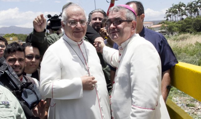 Moseñor Víctor Ochoa Cadavid, obispo de Cúcuta (derecha), reconoció la labor mancomunada con su par venezolano de la Diócesis de San Cristóba, moseñor Mario del Valle Moronta (izquierda), para brindar ayuda a los migrantes. Archivo