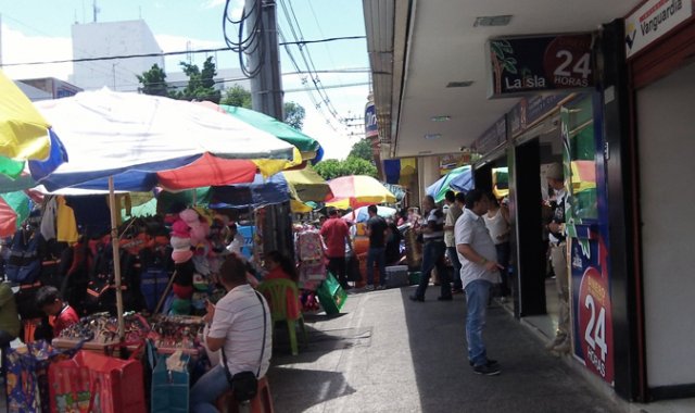 Los vendedores de la calle debe evitar afectaciones a la convivencia y el desorden. De lo contrario, la Policía actuará. Archivo