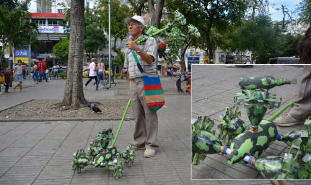 A sus 68 años, Cristóbal González no teme emprender y por ello recorre el parque Santander mostrando sus juegues ecológicos. La Opinión