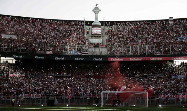 En el estadio, el equipo fue recibido con las tribunas llenas y cánticos de aliento. AFP