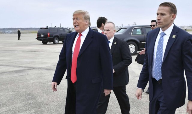 El 9 de mayo de 2017, Trump despidió al director del FBI James Comey, después de que éste resistiera las presiones para cerrar la investigación sobre los nexos entre la campaña de Trump y Rusia. AFP