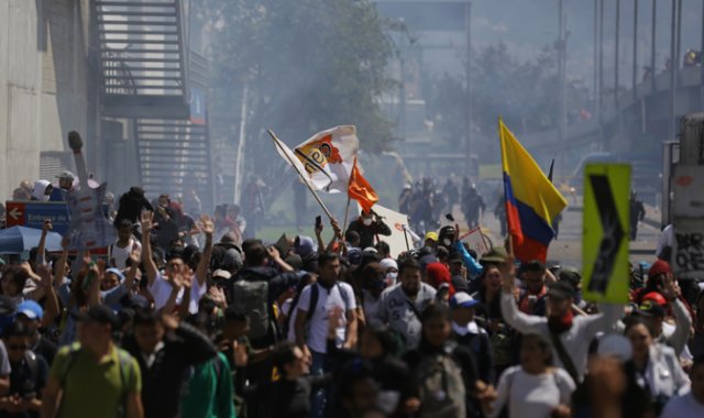 Estudiantes de las universidades públicas del país y las centrales obreras, marcharon en noviembre de 2018 en contra de la reforma tributaria y reclamaron el incremento del presupuesto a la educación. Colprensa