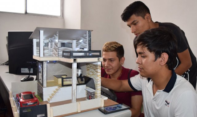 Decenas de estudiantes quedarán sin estudiar con el apoyo de las becas que cubrían el 60 por ciento de la matrícula. La Asamblea tuvo que aprobar la ordenanza para eliminar el cobro, en cumplimiento de una sentencia del Consejo de Estado. Archivo