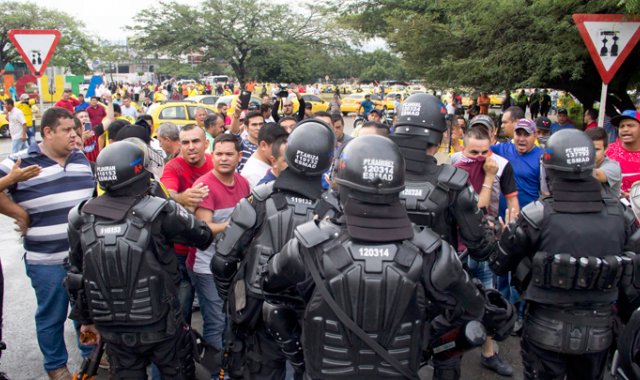 El Escuadrón Móvil Antidisturbios (Esmad) tuvo que intervenir el jueves en algunos sectores de la ciudad para evitar el bloqueo de calles por parte de los taxistas.
Alfredo Estévez / La Opinión