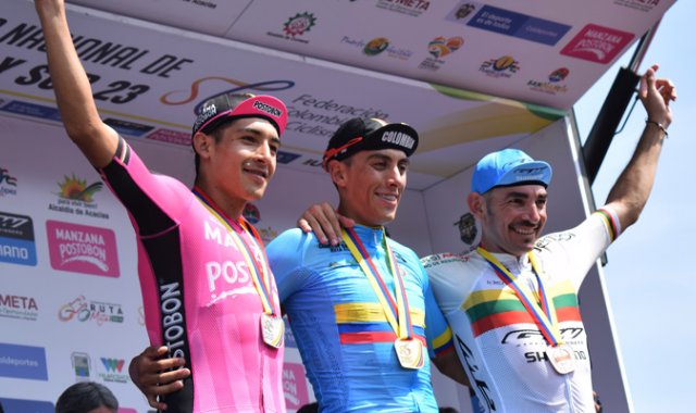 Óscar Quiroz ganó la prueba de 243,8 kilómetros, entre Villavicencio y Granada. En la foto junto a Juan Felipe Osorio (izquierda) y José Serpa. Colprensa