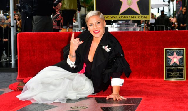 Pink, la cantante pop dijo al sentarse sobre su estrella en el Paseo de la Fama de Hollywood que “siento que estoy soñando y si alguien me pellizca, le voy a dar un puño en la ceja”. AFP