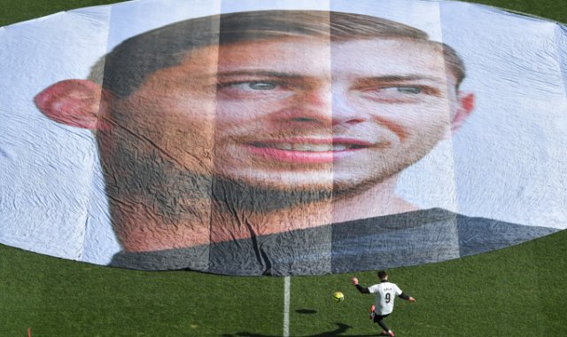 Sala, de 28 años, acababa de fichar por el Cardiff City de la Premier League inglesa de fútbol y volaba a la ciudad galesa para incorporarse a su nuevo equipo, tras haber dejado el club francés de Nantes, cuando su avioneta desapareció mientras sobrevolaba el canal de la Mancha el 21 de enero. AFP