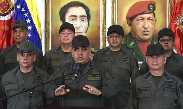 El ministro de Defensa de Venezuela, general Vladimir Padrino, reiteró ayer su lealtad y la de la Fuerza Armada Bolivariana al presidente Nicolás Maduro. AFP