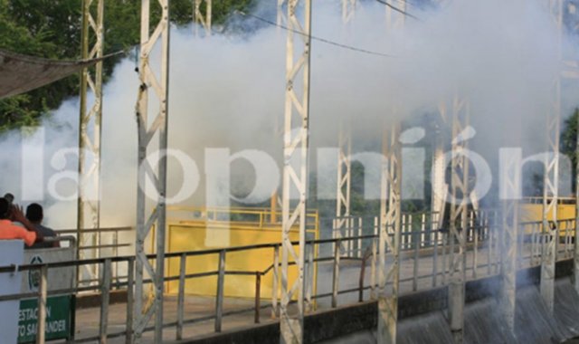 Sigue el lanzamiento de gases lacrimógenos en el puente La Unión. Mario Caicedo / La Opinión