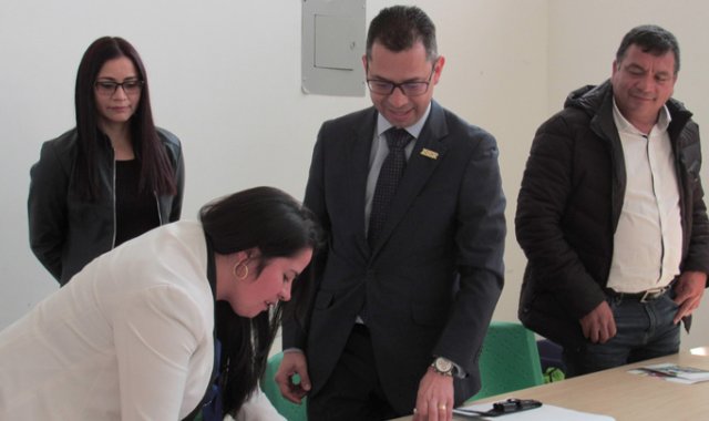 La alcaldesa de Mutiscua, Ana Dolores Solano, firmó convenio con el rector del Instituto Superior de Educación Rural (Iser), Mario Augusto Contreras Medina.
 Roberto Ospino / La Opinión
