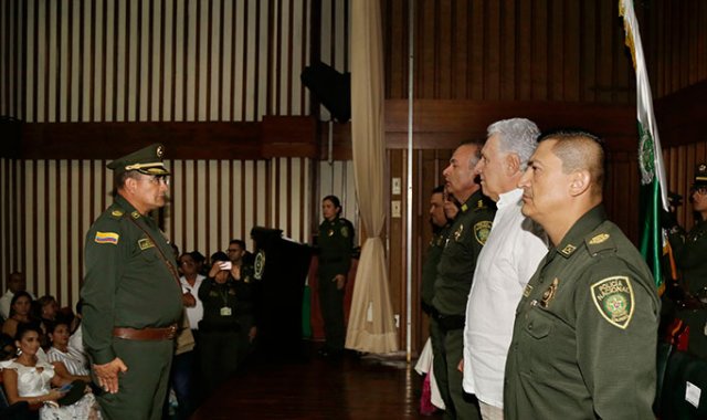 Momento de la transmisión de mando.  Policía
