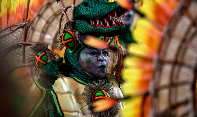 Los desfiles de la segunda noche fueron abiertos por Sao Clemente, con un enredo que lamenta la mercantilización del carnaval, en detrimento de sus orígenes populares.
MIGUEL SCHINCARIOL / AFP