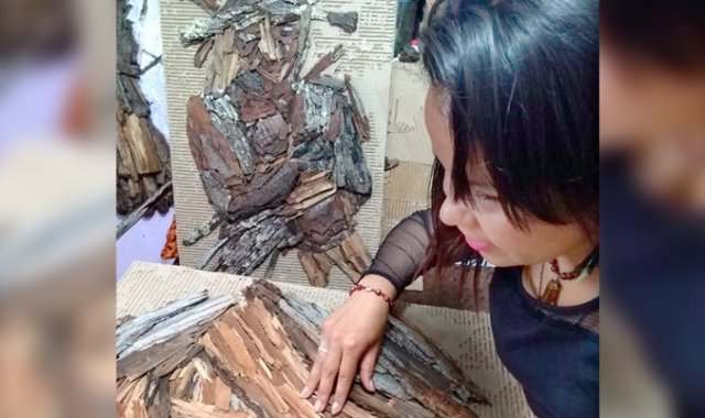 Pensó en darle un segundo uso a las cortezas de pinos y otras especies que se desprenden naturalmente. Roberto Ospino