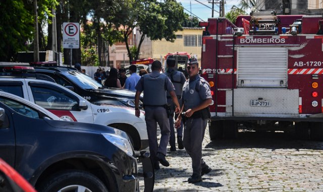 La entrada del colegio público Raul Brasil estaba al final de la mañana abarrotada de familiares angustiados y de miembros del cuerpo de bomberos y de fuerzas de seguridad. AFP