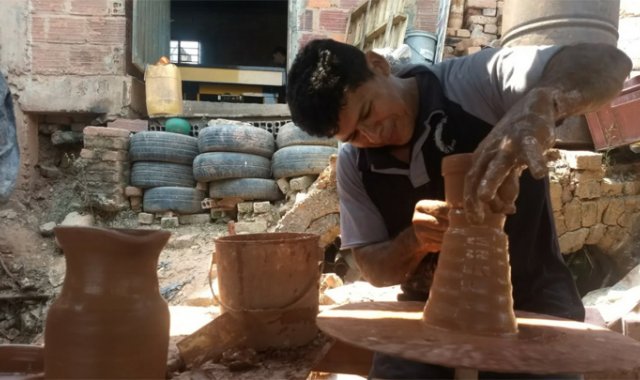 En una empinada calle del barrio Los Alpes, en el occidente de Cúcuta, está el talelr del artesano José Carvajal García. Orlando Carvajal