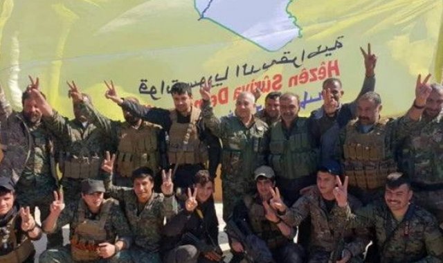 Un grupo de milicianos de las Fuerzas de Siria Democrática (FSD) celebran la conquista de Al Baguz. EFE