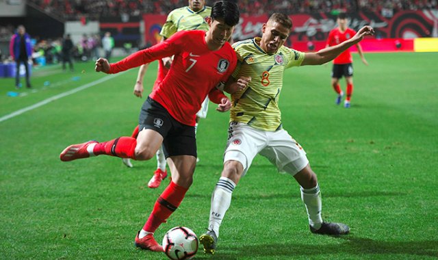 Son Heung-min (L) de Corea del Sur lucha por el balón con Gustavo Cuellar (R) de Colombia durante su partido amistoso de fútbol en Seúl. AFP