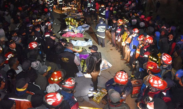 Esta fotografía muestra los cadáveres cubiertos de unas dieciocho víctimas muertas después de que un camión las atropellara en el municipio de Nahuala en el Departamento de Solola. AFP