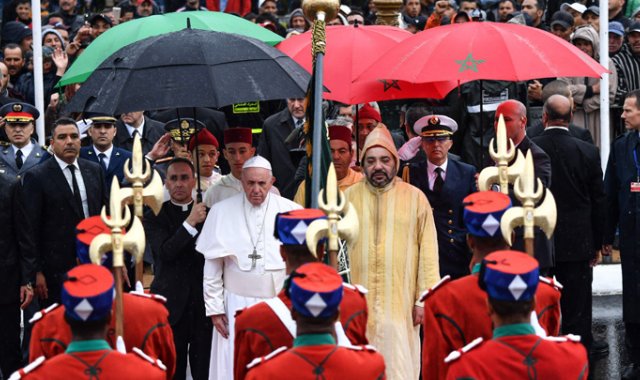 Francisco, recibido por rey Mohamed VI, lanzó un mensaje al país, que no permite la conversión de sus ciudadanos musulmanes, a que la libertad religiosa, "no se limite solo a la libertad de culto, sino que cada uno viva según la propia convicción religiosa". AFP
