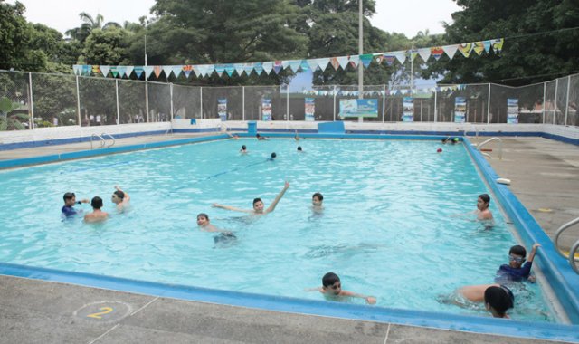 “Los profesores organizan los horarios para que todos podamos disfrutar la piscina”, dijo uno de los estudiantes. César Obando