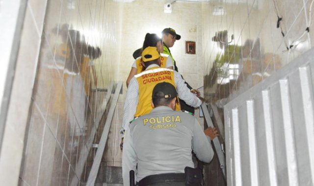 Cuando la Policía ingresa a las cervecerías que funcionan en el sector de La Guayabera se encuentra con que en el negocio además de vender cerveza funcionan prostíbulos y residencias, algo que no está permitido en el POT. Orlando Carvajal