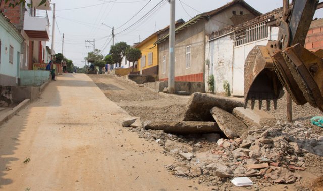 La empresa Aguas Kpital Cúcuta, aprovechando que la vía necesita pavimento de nuevo,hizo tendido de redes de acueducto en Belén, y anunció que pavimentará la calzada por donde va la tubería. Alfredo Estévez / La Opinión