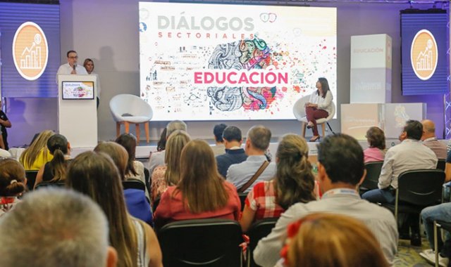 Silvano Serrano compartió en esta oportunidad con docentes, rectores, sindicatos y expertos académicos.  Cortesía