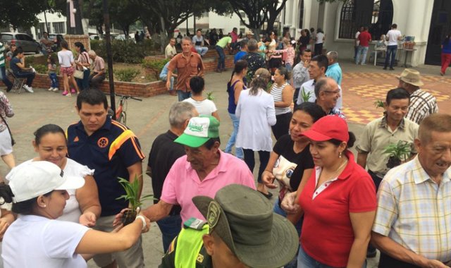A las afueras de los templos se entregaron las plantas. Policía