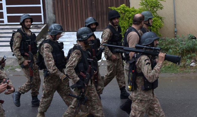 Soldados paquistaníes caminan desde un sitio después de una operación contra presuntos militantes en Peshawar.
AFP