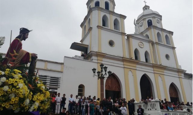 La iglesia San Juan Bautista es el sitio de encuentro de las familias que habitan Chinácota y las que visitan por estos días ese municipio.