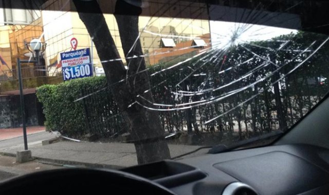 Así quedo el vidrio panorámico del carro de Daniel Ortega, tras el ataque del limpiavidrios. Cortesía