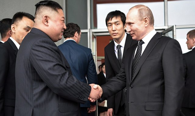 El presidente ruso, Vladimir Putin (derecha), cree que la desnuclearización de Corea del Norte es posible con una serie de garantías para el país asiático.  EFE