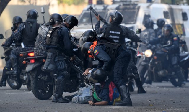 El martes, mientras el alzamiento militar se estancaba, Pompeo sorprendió a todos al afirmar que Maduro estaba listo para abandonar su país rumbo a La Habana por la mañana, pero que Rusia lo disuadió de irse. AFP