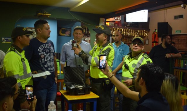 La campaña pedagógica ‘Yo también me tomé solo una’ se promovió en discotecas y bares del Centro Comercial Bolívar, el fin de semana anterior. Cortesía