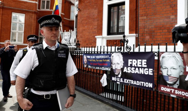 Oficiales de la policía británica, de servicio frente a la Embajada de Ecuador en Londres. El fundador de WikiLeaks, Julian Assange, fue arrestado el mes pasado en este lugar, en donde había estado asilado desde 2012. AFP